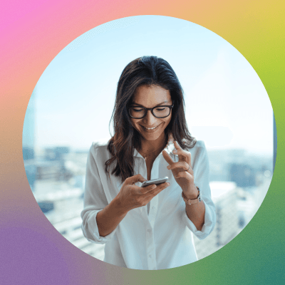 Двойка на почивка, използваща мобилен интернет чрез eSIM на Малдиви