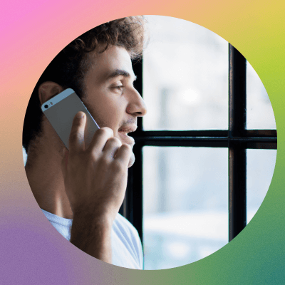 Дигитални номади и пътешественици с лаптоп и телефон, използващи eSIM във Виетнам