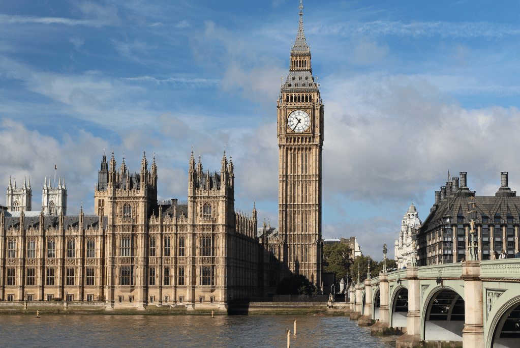 Как да избегнеш скъп роуминг във Великобритания с eSIM (2025)